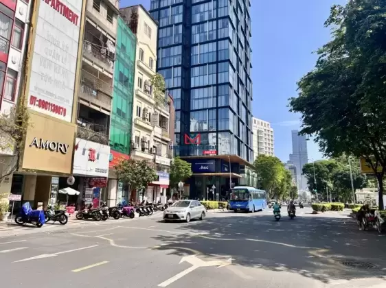 Nhà MT Lê Lai bề ngang 5,5m: Đối diện công viên 23/9 - đi bộ nhà Ga Metro Bến Thành