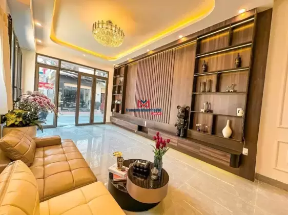 căn nhà 3 tầng mặt đường lô góc hai ô tô tránh nhau thoải mái