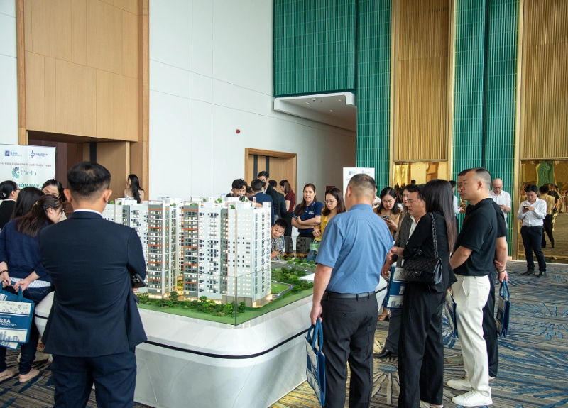 Khó khăn của người mua ở thực khi giá bất động sản liên tục tăng, cùng sự quan tâm của nhà đầu tư.