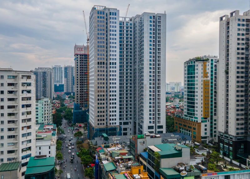 Sự chênh lệch giữa nguồn cung nhà ở và nhu cầu thực tế tại các đô thị lớn như Hà Nội, TP Hồ Chí Minh.